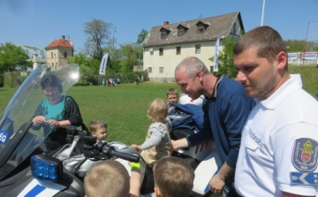 Gyerekek és a közlekedésbiztonság a rendőrségi nyílt napján Esztergomban