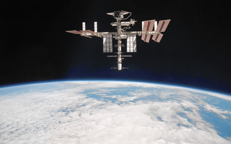 Az eredeti legénység indul decemberben a Szojuz-baleset után az űrállomásra