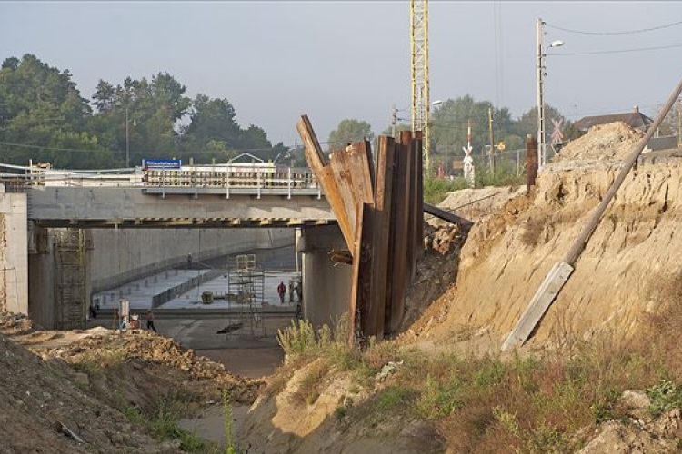 Földomlás Pilisvörösváron – már a teherkocsik is használhatják a 10-es főút ideiglenes szakaszát