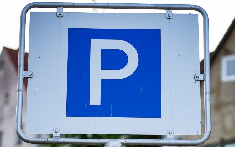 Hétfőtől az egész országban díjmentes a közterületi parkolás