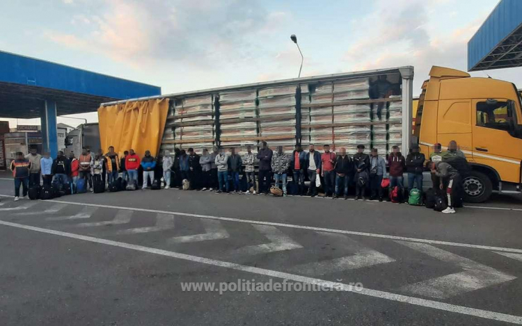 Koporsószállító autóban próbált Magyarországra szökni 36 migráns