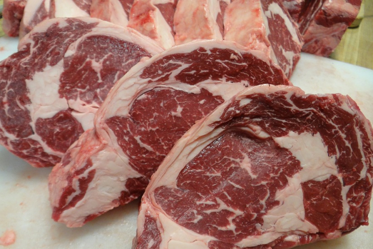 Kilenctonnányi lejárt és jelöletlen húst foglalt le egy döbbenetes állapotú nagykereskedésben - VIDEÓ