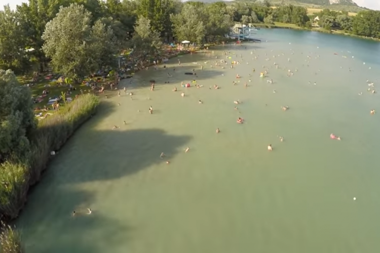 A hétvégi hőséget csak a strandon lehetett elviselni - LÉGI VIDEÓ