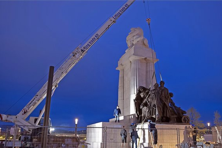 FOTÓK: így került a Kossuth térre a Magvető-szobor