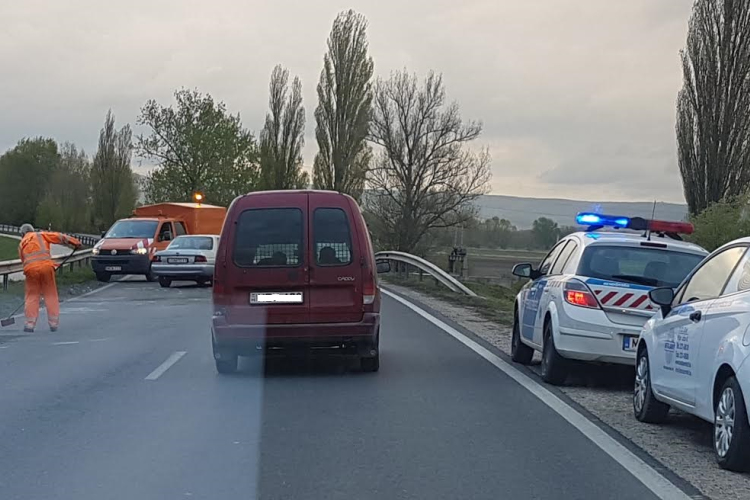 Baleset történt a Táti úton