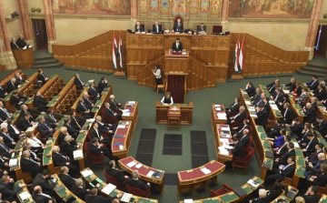 Közjogi tárgyú törvénymódosításokról tárgyalnak a képviselők a parlamentben