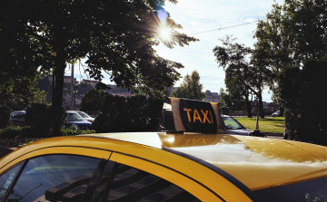 Újra pályázhatnak elektromos autók beszerzésére a taxisok