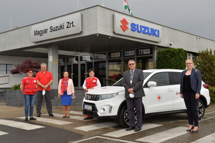 Hibrid autóval segíti a Vöröskereszt munkáját a Suzuki 