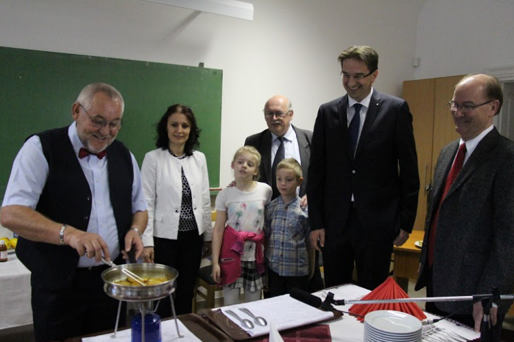 Flambírozás, tehcnikai show és fémforgácsoló parádé - Szakmák Éjszakája Esztergomban