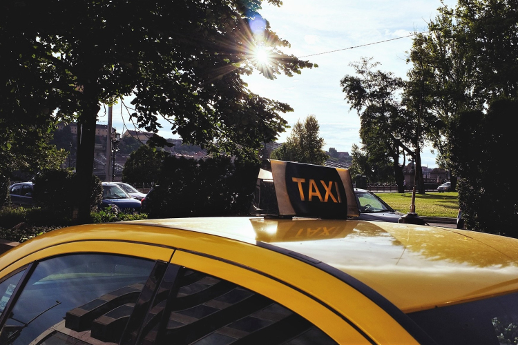 Újra pályázhatnak elektromos autók beszerzésére a taxisok