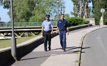 Rendőrök és polgárőrök együtt a gyerekek biztonságáért Esztergomban is