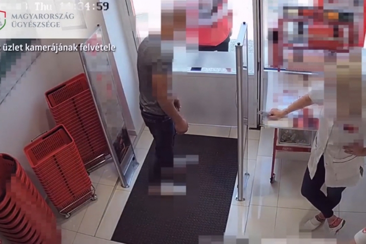 Bennrekedt az üzletben a tolvaj - VIDEÓ