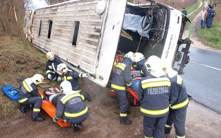Felborult egy busz Tokodnál – Gyakorlatoztak a katasztrófavédők
