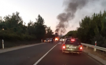 Óriási lángok csaptak fel egy autóban - FOTÓK