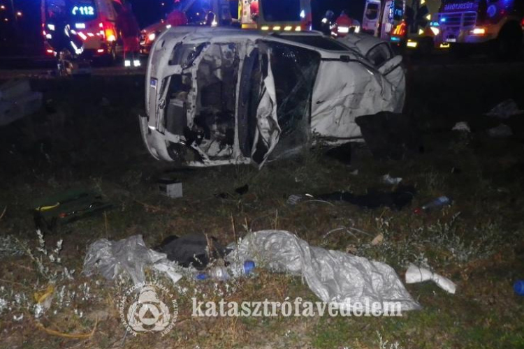 Súlyos baleset történt a 10-es úton - Többen küzdöttek az utas életéért
