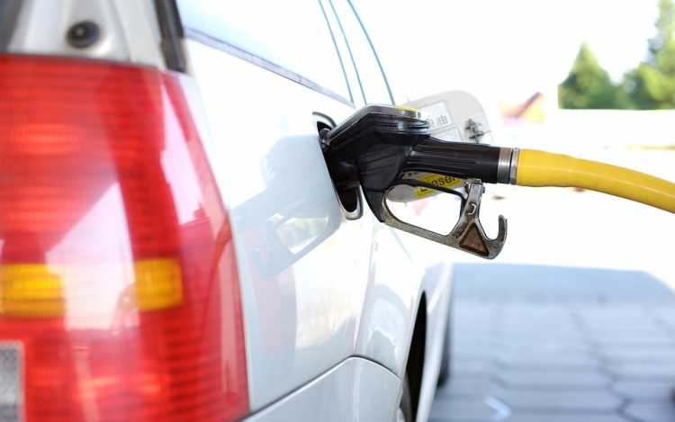 Emelkedik a benzin ára szerdán
