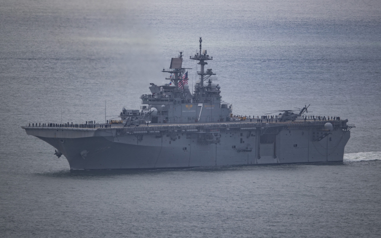 Iráni konfliktus - A térségbe érkezett USS Tripoli hadihajó több ezer katonával a fedélzetén