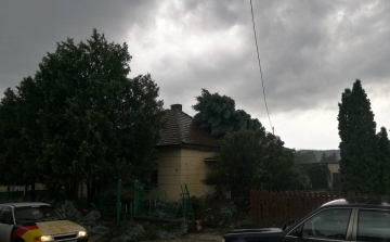 Óriási vihar tombolt – házakra döntött fák és elúszott utcák – VIDEÓ és FOTÓK