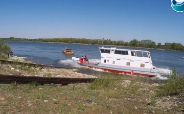 Így bocsátottak egy új kitűzőhajót a vízre Nyergesnél - VIDEÓ