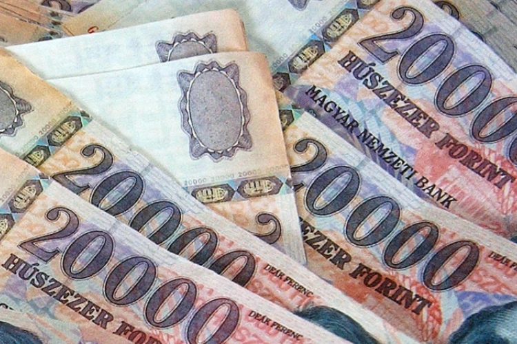 Több mint 635 millió csalt el, meghosszabbították letartóztatását