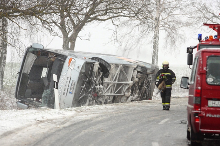 Hófúvás, oldalra borult busz – márciusi havazás