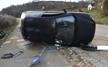 Felborult egy autó Nyergesújfalu közelében - Újabb részletek - FOTÓK
