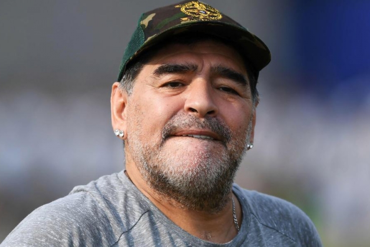 Maradona elnézést kért, amiért a lelátón dohányzott