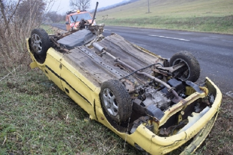 Baleset baleset hátán Esztergom térségében – Két kocsi is felborult