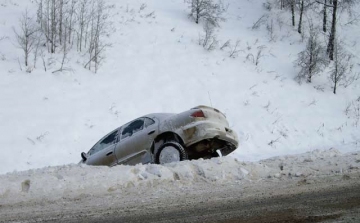 Veszélyes: friss hó a jeges úton