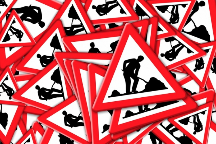 Csőtörés miatt újabb útfelbontás Esztergomban