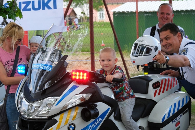Jótékonyság, motorverseny, családi nap, Suzuki, rendőrség, Esztergom