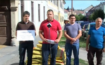 Egy tonna aszfaltot adott az MSZP Esztergomnak - VIDEÓ