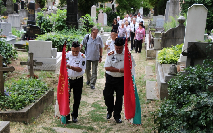 Hősi halált halt tűzszerészekre emlékezett Esztergom