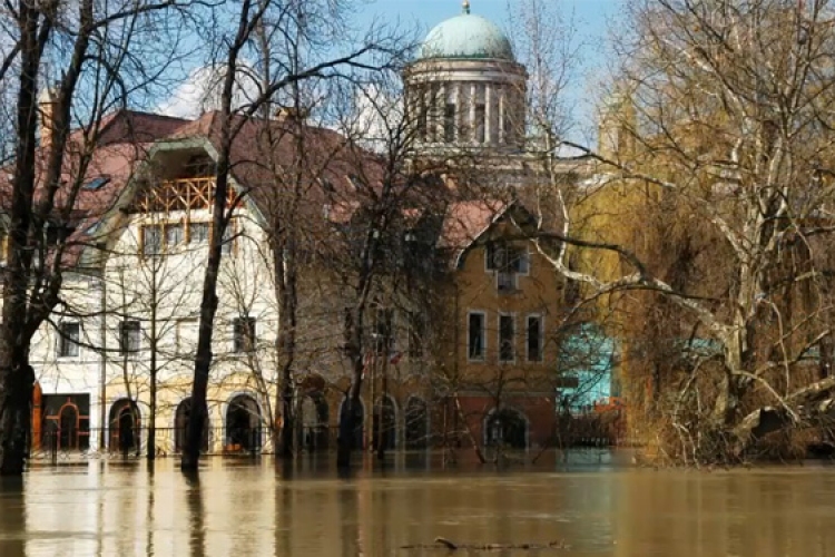 Három év esztergomi árvízi képei - VIDEÓ