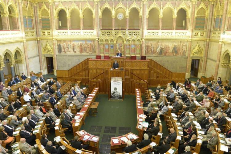 A korrupció visszaszorításáról vitázik hétfőn a parlament