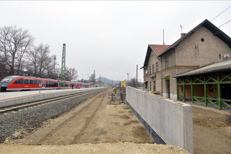 Téves következtetéshez vezet az esztergomi vasútvonal beruházásainak összevetése