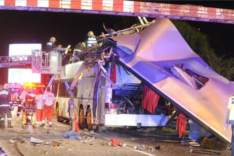 Őrizetbe vették a sofőrt, aki legyalulta a busz tetejét a fővárosban