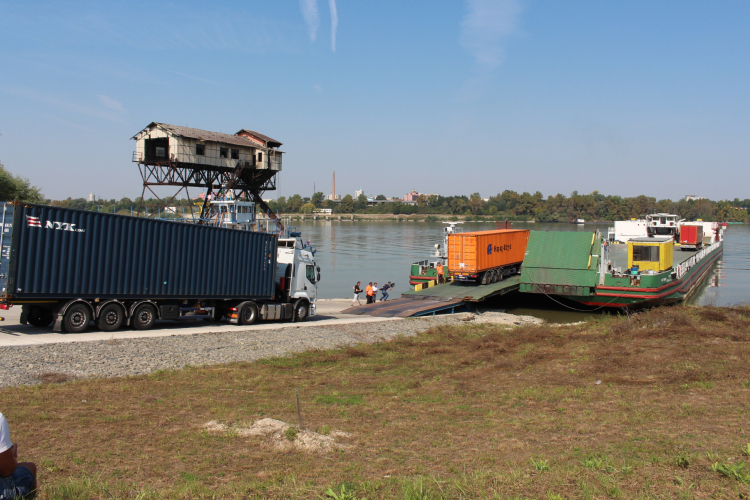 Átadták az Esztergom és Párkány közötti teherkompot