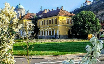 Szépül és zöldül Esztergom, új padok városszerte