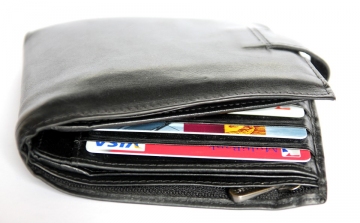 Ellopta kollégája tárcáját, majd bankkártyájával pénzt akart felvenni