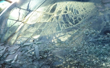 Kocsi tetején ugrált és többet megrongált Esztergomban – jelentős a kár