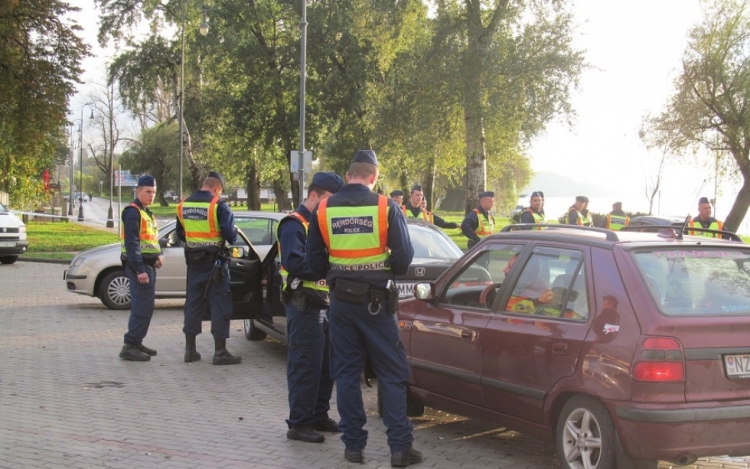 Totális rendőrségi razzia – 38 szabálysértőt ért tetten a rendőrsereg Esztergomban - FOTÓK