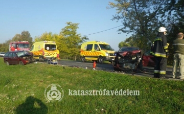 Két autó ütközött Tátnál – Sérült is van