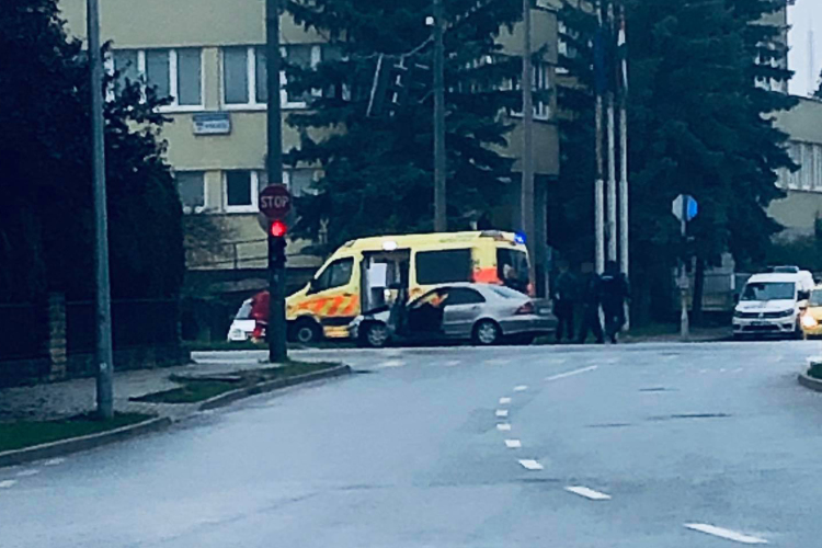 Szirénázó mentőautónak ütközött Esztergomban