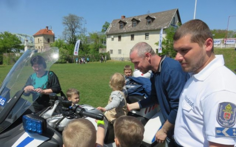 Gyerekek és a közlekedésbiztonság a rendőrségi nyílt napján Esztergomban