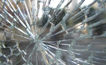 Szilánkokra törte egy 15 éves fiú a buszmegálló üvegét  - vádemelés