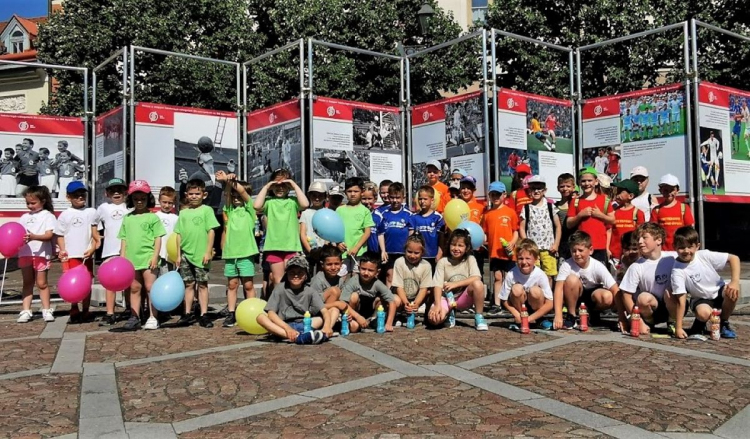  Hajrá magyarok !   Esztergomi ovisok fociztak a Széchenyi téren