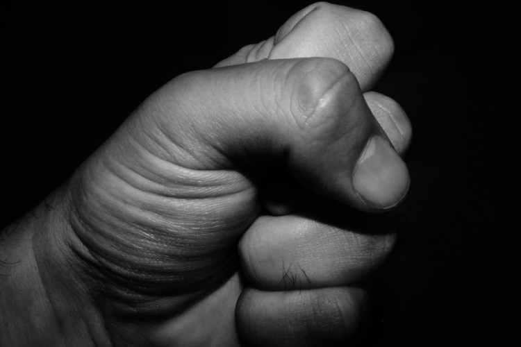 Ütötte-vágta, rúgta és fojtogatta a nőt, a kiskutyát meg falhoz vágta