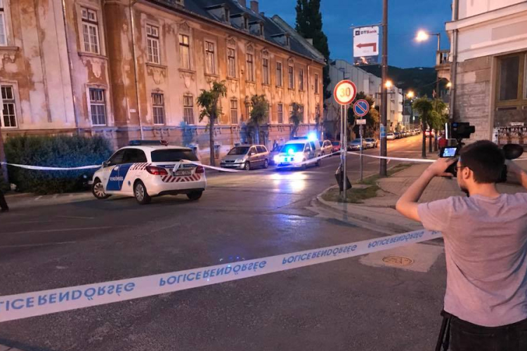 Gyanús szerkezet miatt tűzszerészek a Bottyán hídon!