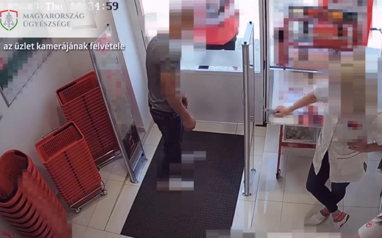 Bennrekedt az üzletben a tolvaj - VIDEÓ